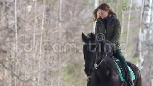 一位长发女子骑着一匹棕色的马在森林里视频