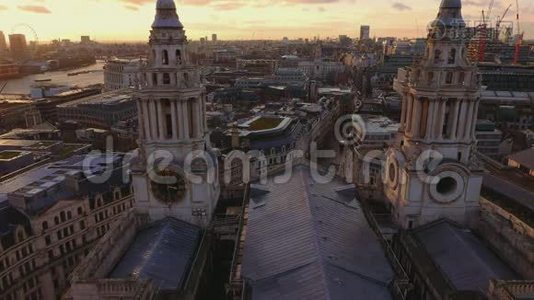 日落时圣保罗大教堂-空中拍摄视频