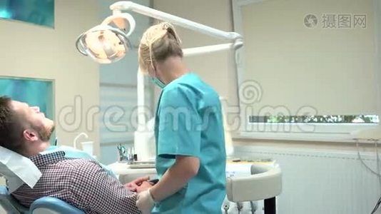 牙医医生给牙龈注射局部麻醉剂。 滑滑梯。视频