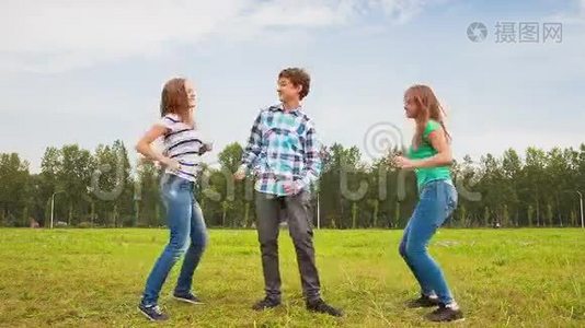 年轻人在草地上跳舞视频