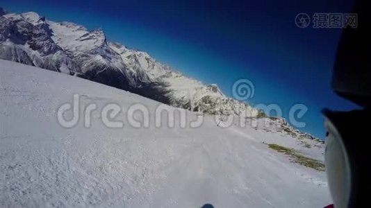 滑雪板沿着准备好的斜坡往下滑。 敦拜。 FPV。视频