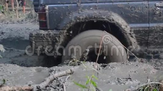 4x4越野卡车，上面有很多泥视频