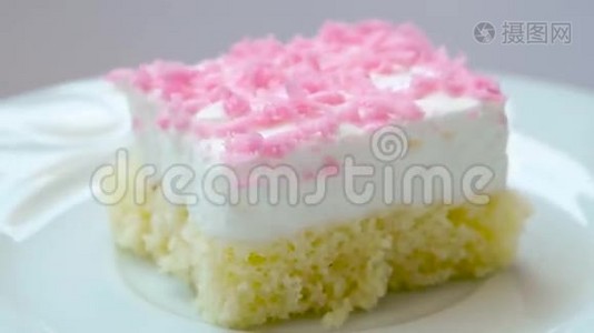 新鲜烘焙的蛋糕，粉红色装饰视频