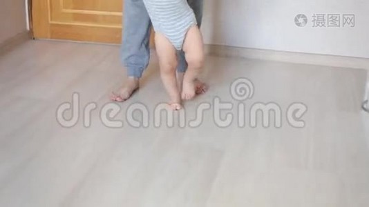 妈妈和宝宝的腿。 第一步。视频