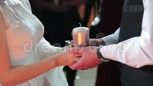 新郎新娘手里拿着蜡烛视频