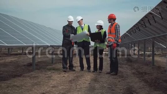 太阳能农场的工程技术人员视频