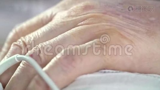 老年患者手指脉搏血氧计传感器视频