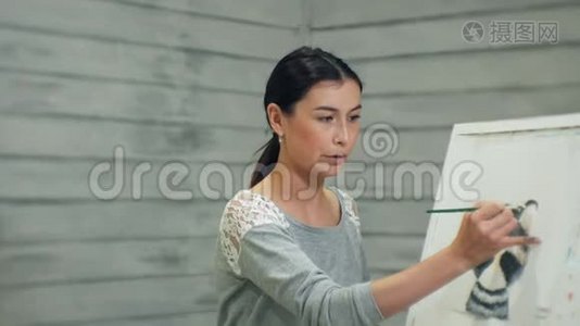 一位年轻英俊的老师在黑板上画画，在美术课上教书视频