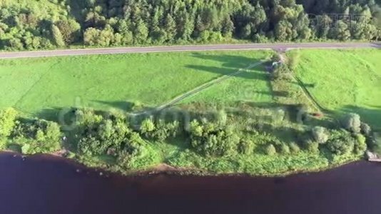 绿色草地上的道路，汽车在行驶视频