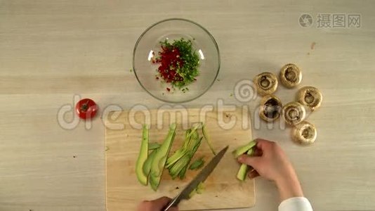 烹饪食物。 牛油果主厨切菜的俯视图视频