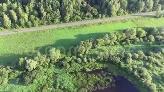 绿色草地上的道路，汽车在行驶视频