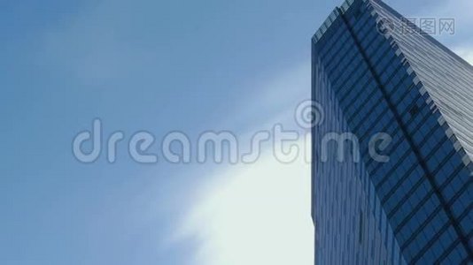现代镜面建筑和蓝天上快速移动的白云视频