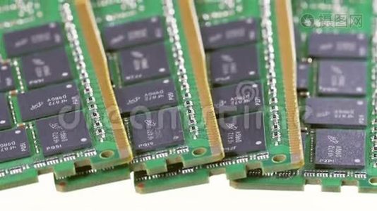 许多DDR4计算机内存模块（RAM），特写视图视频