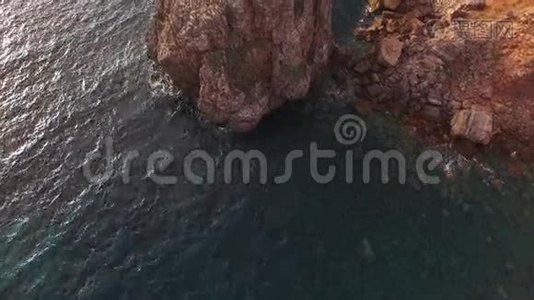 鸟瞰葡萄牙西海岸的一个美丽的悬崖，靠近卡拉帕特拉，罗塔维肯蒂纳。视频