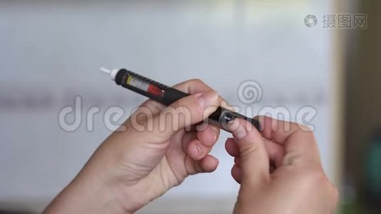 女孩在注射器笔上注射正确剂量的胰岛素视频