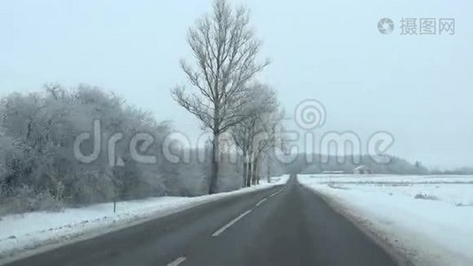 暴风雪过后，村里的路被白雪覆盖。 4K视频