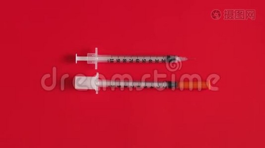 胰岛素注射器上红色背景，特写.. 健康和医学的概念..视频