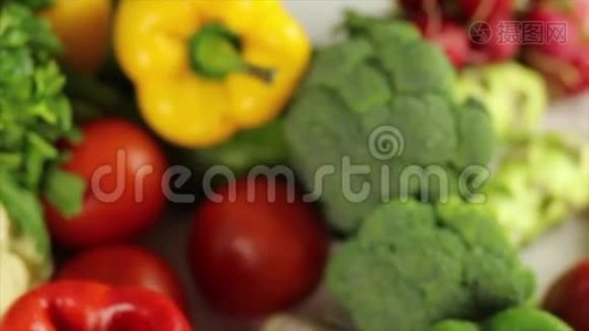 女人拿着黄色的新鲜番茄在蔬菜的背景下视频
