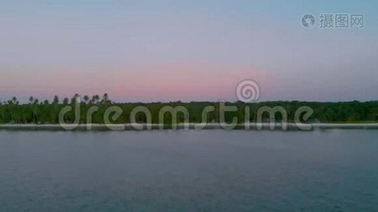 热带海岸的空中景观，日落时在坎达拉曼岛的天堂乘船飞行。视频