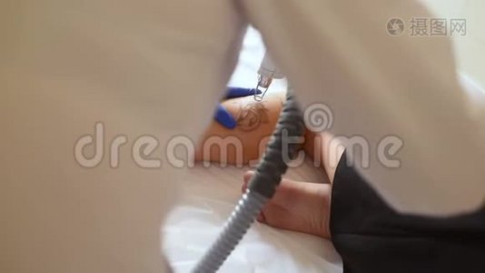 美容师用激光去除了一个年轻漂亮女孩腿上的纹身。视频