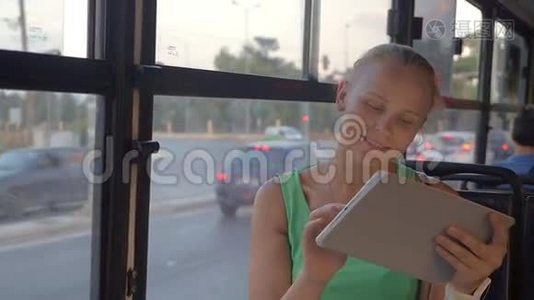 带触摸垫的年轻女子乘公共汽车旅行视频