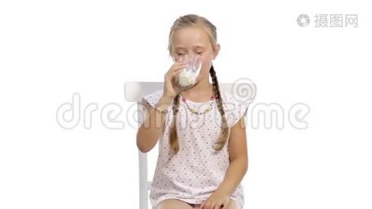 有趣的女孩喝牛奶视频