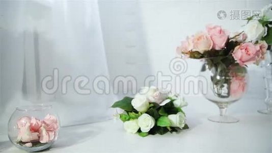 白色的灯光房间里有一束玫瑰花，站在地板上。视频