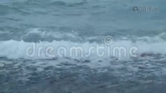 小海浪和海岸视频