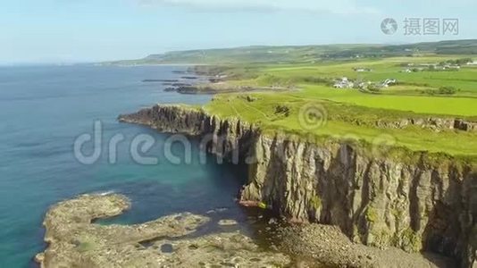 北爱尔兰安特里姆海岸和大西洋的悬崖视频