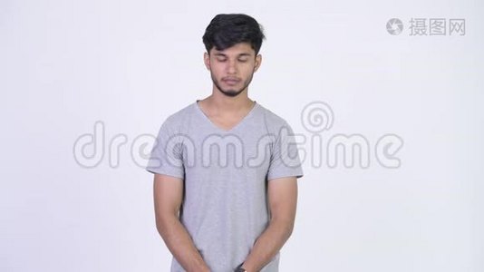 年轻英俊的留胡子的印度男人视频