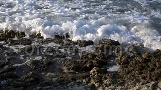 海边的海浪和岩石视频