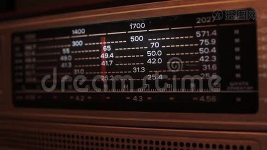 关闭一个老式的收音机拨号与电台和频率正在调整视频
