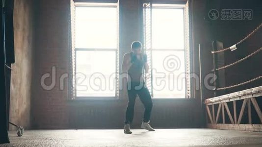 轻量级拳击手训练在老式风格健身房附近的戒指视频