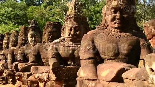 柬埔寨吴哥窟大桥上的佛神石雕刻视频