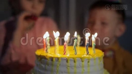 孩子们庆祝生日聚会，在蛋糕上吹蜡烛视频
