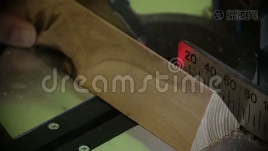 木工车间圆锯切割木材视频