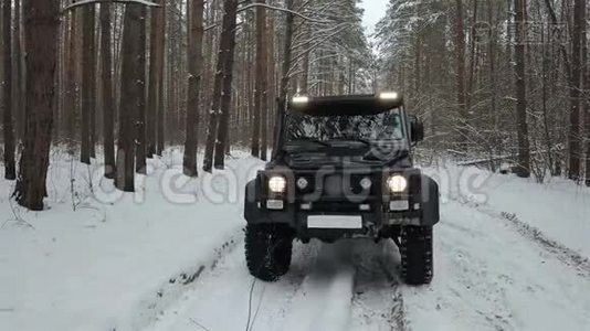 驾驶越野车6x6在冬季森林的越野车前景视频