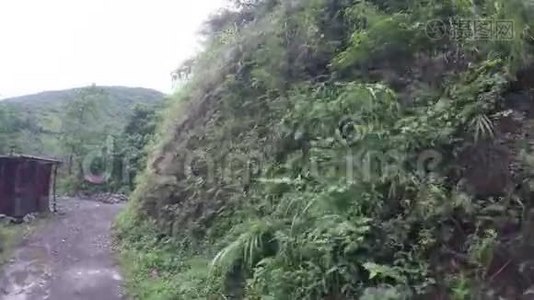 在科迪勒拉的悬崖峭壁上，岩石山狭窄，曲折，崎岖，蜿蜒的道路视频