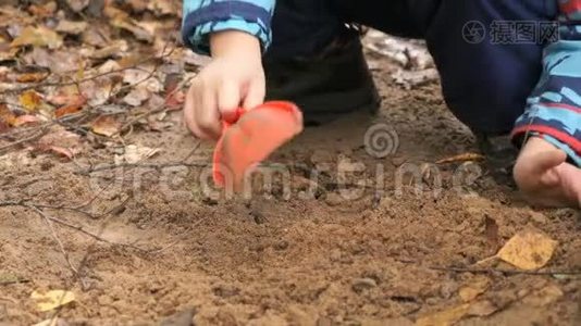 无名小孩在沙箱里玩沙子视频