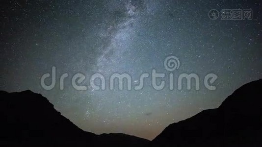 4的K星轨道夜空宇宙星系时间在高原上卡卡尔山，土耳其。视频