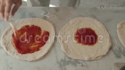 餐厅的厨师准备了一份披萨，并用番茄拉和罗勒装饰视频