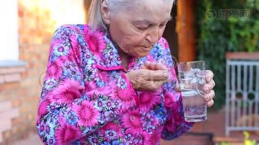 老年女性持片饮料视频