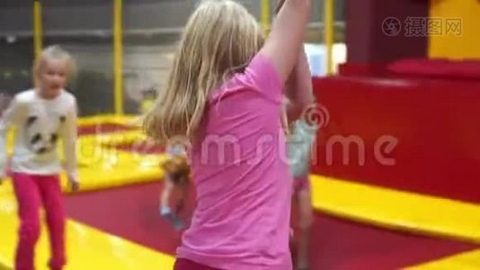 城市现代儿童的快乐童年-蹦床公园里的女孩视频