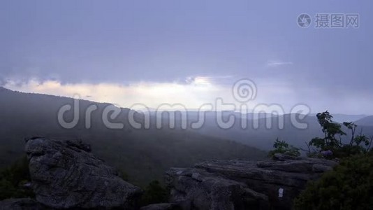 太阳落山时，一阵雾笼罩着简·鲍尔视频