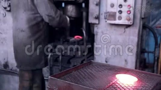 矿及金属锻造厂.. 工人使用自动金属加工机操作。视频