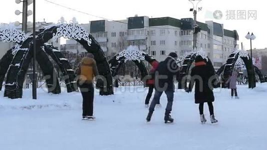 人们在冰场上滑冰。 冬季视频