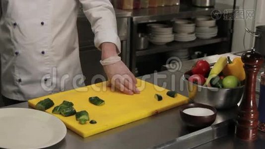 厨师把弯曲的黄瓜放进盘子里，中镜头视频