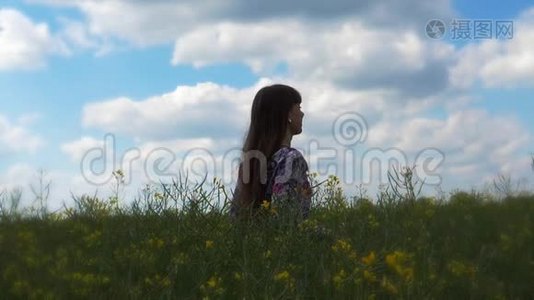 有花在田野里的快乐女人视频