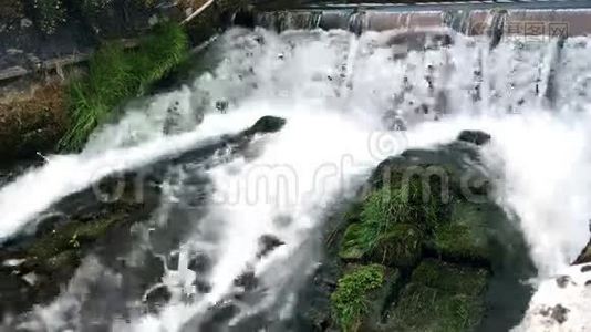 城市里的水路有小水坝。视频