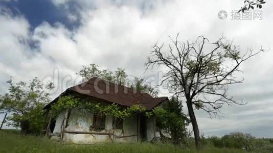 废弃的房子。时空云和风视频